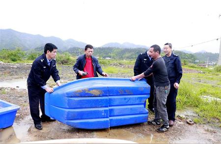湖北通山警方打击非法捕捞，大批违禁渔具被销毁