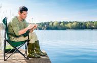 钓鱼爱好者：从传统席地到现代钓箱钓椅的选择之道