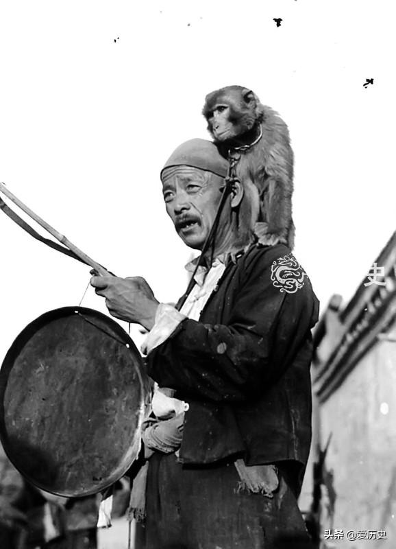 老照片：民国时黄渤眼中的国粹 疯狂的大师兄把京巴当坐骑